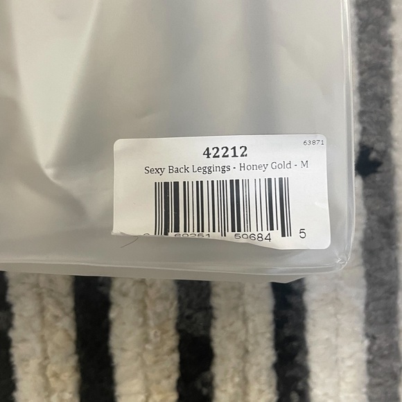 Bombshell Sportswear sexy back leggings in honey gold size MEDIUM NWT - Picture 3 of 7